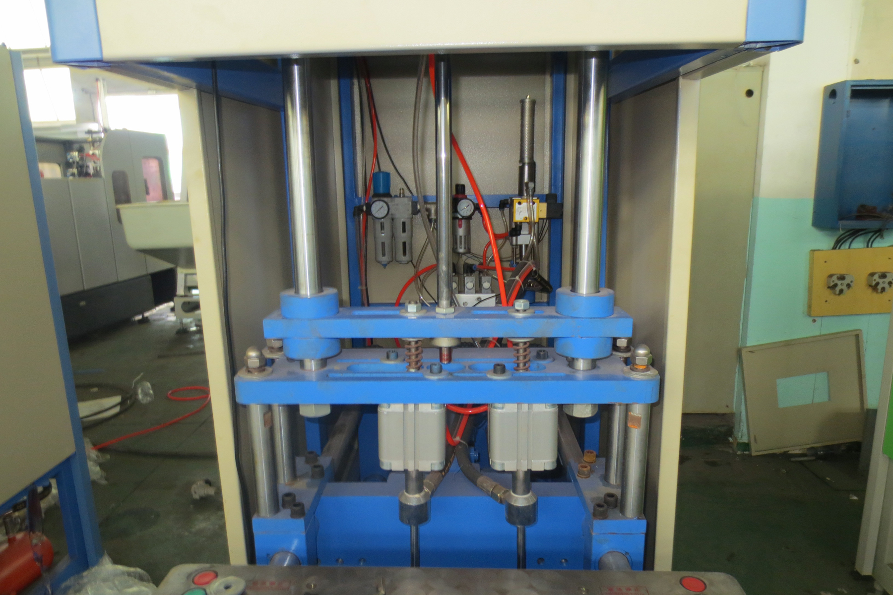 Faygo Union Easy Maintenance Semi-automatic PET Bottle Plastic Bottle Blowing Molding / Making Machine from China supplier