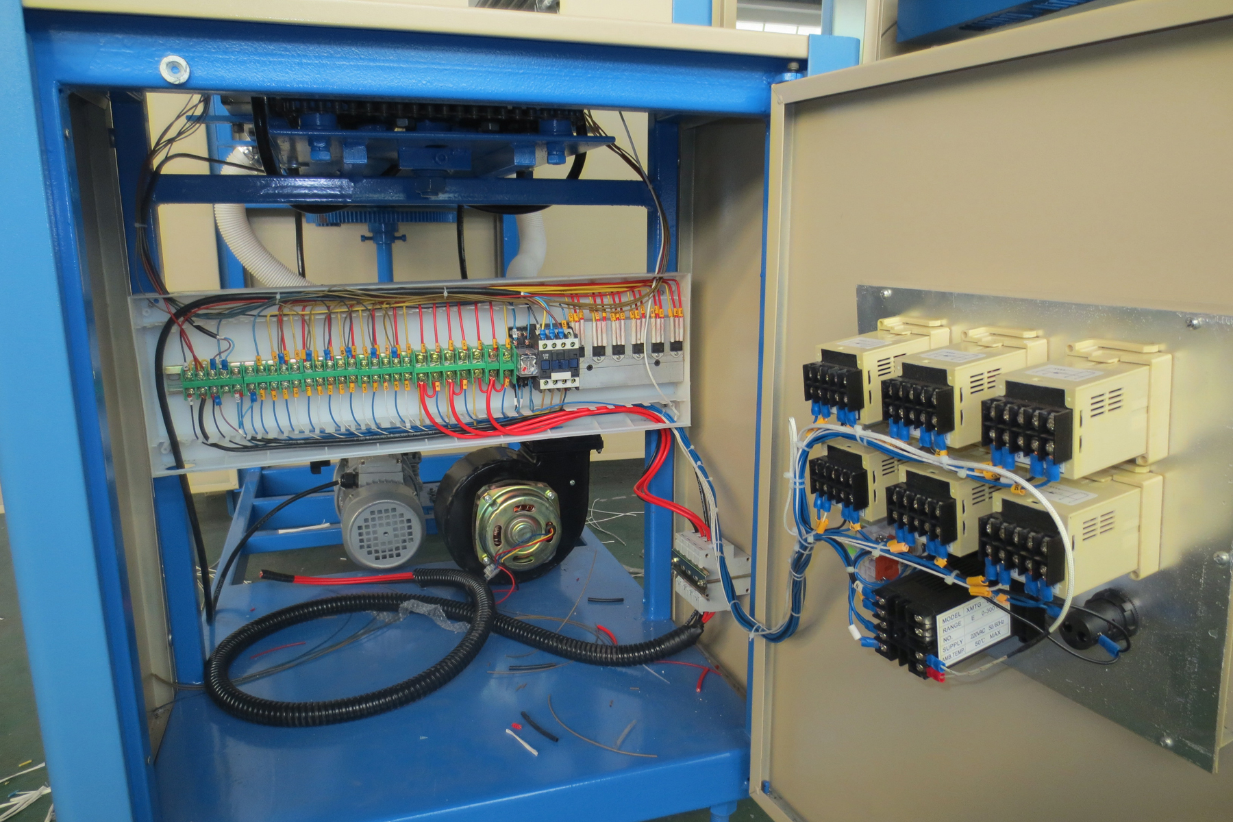 Faygo Union Easy Maintenance Semi-automatic PET Bottle Plastic Bottle Blowing Molding / Making Machine from China supplier