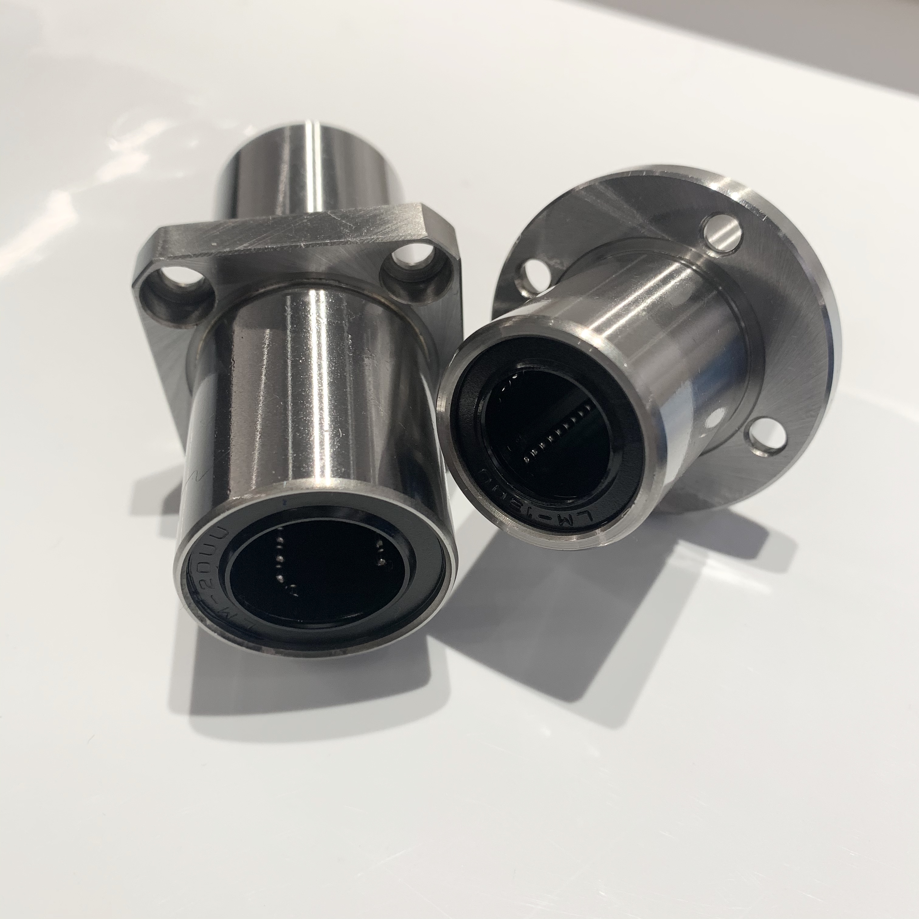 Middle Center Flange Linear Bearings LMKM8LUU LMKM10LUU LMKM12LUU LMKM16LUU LMKM20LUU  LMKM30LUU Size : LMKM8LUU 8x15x45 from China supplier